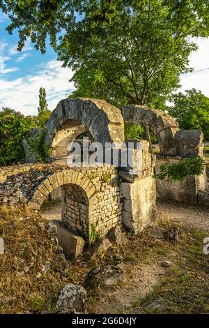 Archäologische Ruinen der antiken römischen Stätte Altilia Sepino. Bögen am Eingang zum römischen Theater. Archäologischer Park Sepino, Molise Stockfoto