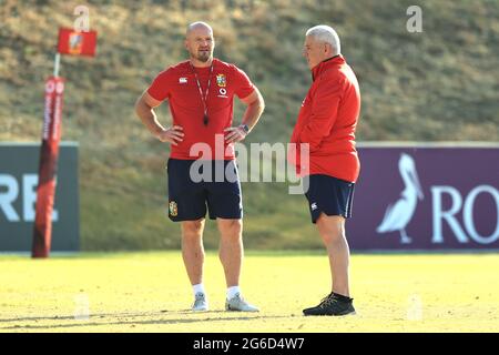 Warren Gatland, der Lions-Cheftrainer im Gespräch mit Gregor Townsend, dem Lions-Rückencoach, schaut sich während der britischen und irischen Lions-Trainingseinheit am St. Peter’s College am 05. Juli 2021 in Johannesburg, Südafrika, um. (Foto von David Rogers/Getty Images) während der Schulung der britischen und irischen Löwen am St. Peter's College in Johannesburg, Südafrika. Bilddatum: Montag, 5. Juli 2021. Stockfoto