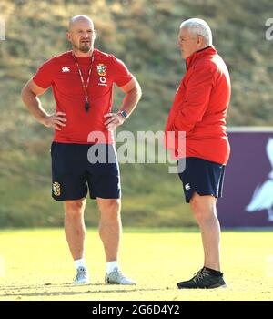 Warren Gatland, der Lions-Cheftrainer im Gespräch mit Gregor Townsend, dem Lions-Rückencoach, schaut sich während der britischen und irischen Lions-Trainingseinheit am St. Peter’s College am 05. Juli 2021 in Johannesburg, Südafrika, um. (Foto von David Rogers/Getty Images) während der Schulung der britischen und irischen Löwen am St. Peter's College in Johannesburg, Südafrika. Bilddatum: Montag, 5. Juli 2021. Stockfoto