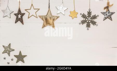 Weihnachtsrahmen aus weißen, goldenen und silbernen weihnachtsdekorationen auf weißem Hintergrund. Flach liegend, Draufsicht, Kopierbereich Stockfoto