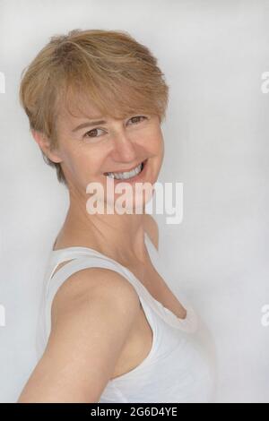 Porträt einer lächelnden 50-jährigen Frau Stockfoto