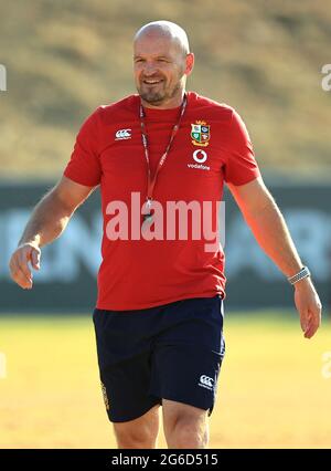 Gregor Townsend, der Lions Backs Coach, blickt auf die britische und irische Lions-Trainingseinheit am St. Peter’s College am 05. Juli 2021 in Johannesburg, Südafrika. (Foto von David Rogers/Getty Images) während der Schulung der britischen und irischen Löwen am St. Peter's College in Johannesburg, Südafrika. Bilddatum: Montag, 5. Juli 2021. Stockfoto