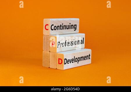 CPD, Symbol für kontinuierliche berufliche Entwicklung. Holzblöcke mit Worten CPD, kontinuierliche berufliche Entwicklung auf schönen orangen Hintergrund. Bus Stockfoto