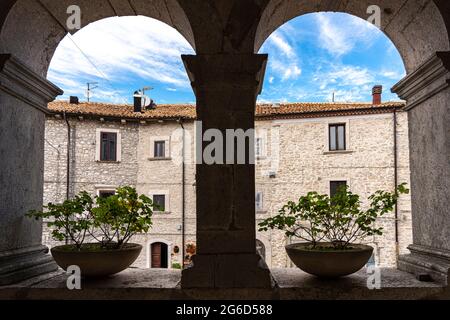 Bifora der Portikus der Kirche St. Nikolaus von Bari in Vastogirardi. Vastogirardi, Provinz Isernia, Molise, Italien, Europa Stockfoto