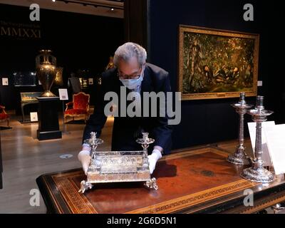 Harry Williams - Bulkeley , Christie's International Head of Silver Holding . The Seven Liberal Arts Inkstand . Ein silberner Tintenstand Charles I oder standish Mark von Alexander Jackson , London ,1639 ,das Design und die Jagd zugeschrieben Christiaen Van Vianen ( Schätzung £1.000.000 - £1500.000 ) Stockfoto