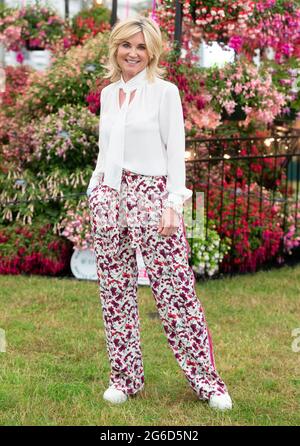 London, Großbritannien. Juli 2021. Fernsehmoderatorin Anthea Turner bei der Show. Pressevorschau des RHS Hampton Court Palace Garden Festivals, das vom 6. Juli bis 11. Juli stattfindet. Kredit: Mark Thomas/Alamy Live Nachrichten Stockfoto