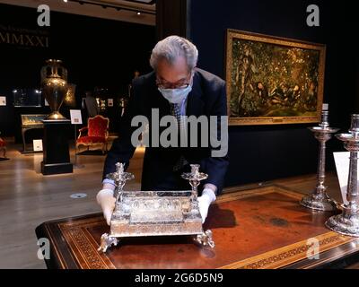 Harry Williams - Bulkeley , Christie's International Head of Silver Holding . The Seven Liberal Arts Inkstand . Ein silberner Tintenstand Charles I oder standish Mark von Alexander Jackson , London ,1639 ,das Design und die Jagd zugeschrieben Christiaen Van Vianen ( Schätzung £1.000.000 - £1500.000 ) Stockfoto