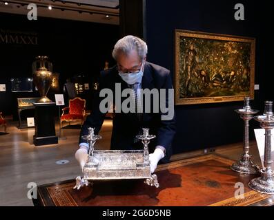 Harry Williams - Bulkeley , Christie's International Head of Silver Holding . The Seven Liberal Arts Inkstand . Ein silberner Tintenstand Charles I oder standish Mark von Alexander Jackson , London ,1639 ,das Design und die Jagd zugeschrieben Christiaen Van Vianen ( Schätzung £1.000.000 - £1500.000 ) Stockfoto