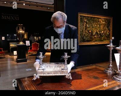 Harry Williams - Bulkeley , Christie's International Head of Silver Holding . The Seven Liberal Arts Inkstand . Ein silberner Tintenstand Charles I oder standish Mark von Alexander Jackson , London ,1639 ,das Design und die Jagd zugeschrieben Christiaen Van Vianen ( Schätzung £1.000.000 - £1500.000 ) Stockfoto