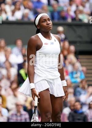 Coco Gauff reagiert nach der Niederlage von Angelique Kerber am siebten Tag von Wimbledon beim All England Lawn Tennis and Croquet Club in Wimbledon. Bilddatum: Montag, 5. Juli 2021. Stockfoto