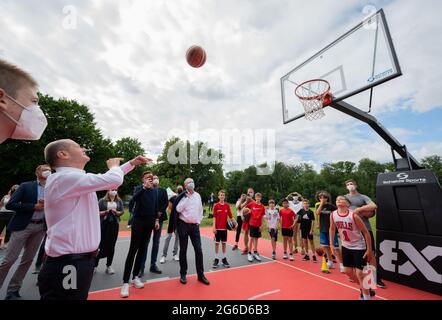 Hannover, Deutschland. Juli 2021. Olaf Scholz (SPD), SPD-Kanzler und Bundesfinanzminister, spielt beim Turn Klubb zu Hannover Volunteer Festival Basketball. Quelle: Julian Stratenschulte/dpa/Alamy Live News Stockfoto