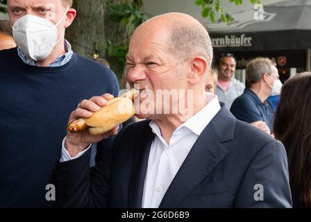Hannover, Deutschland. Juli 2021. Olaf Scholz (SPD), SPD-Kanzlerkandidat und Bundesfinanzminister, isst beim Klubb-Ehrenamtfest Hannover eine Bratwurst. Quelle: Julian Stratenschulte/dpa/Alamy Live News Stockfoto