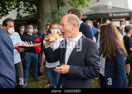 Hannover, Deutschland. Juli 2021. Olaf Scholz (SPD), SPD-Kanzlerkandidat und Bundesfinanzminister, isst beim Klubb-Ehrenamtfest Hannover eine Bratwurst. Quelle: Julian Stratenschulte/dpa/Alamy Live News Stockfoto