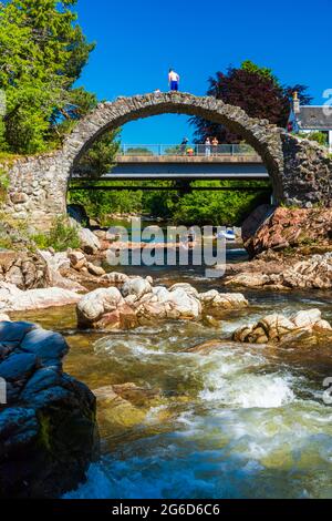 Dies ist die alte Packhorse-Brücke, die 1717 im schottischen Dorf Carrbrige in der Nähe von Inverness in Großbritannien erbaut wurde Stockfoto