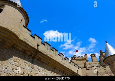 Türme und Burgmauern Palast der Könige von Navarra von Olite aus dem 13. Jahrhundert Stockfoto