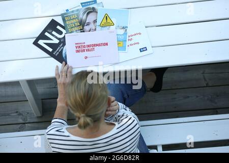 Wahlpropaganda von verschiedenen Parteien in einem Haus, eine Woche bis zu den schwedischen Parlamentswahlen. Stockfoto