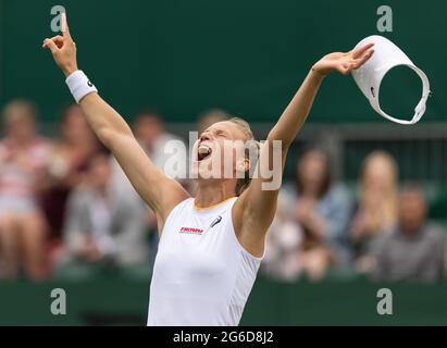 Viktorija Golubic feiert ihren Sieg gegen Madison Keys im vierten Lauf der Damen-Singles auf dem Court 18 bei den Championships 2021. Im All England Lawn Tennis Club, Wimbledon. Tag 7 Montag 05/07/2021. Bild: AELTC/Ian Walton am siebten Tag von Wimbledon im All England Lawn Tennis and Croquet Club, Wimbledon. Bilddatum: Montag, 5. Juli 2021. Stockfoto