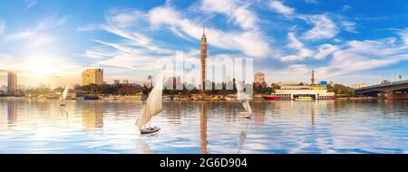 Panorama von Kairo, den Nil mit Segelbooten und Blick auf die Gezira-Insel, Ägypten. Stockfoto