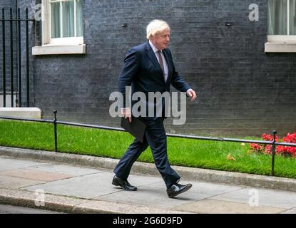LONDON, ENGLAND, 5. JULI, der britische Premierminister Boris Johnson verlässt die 10 Downing Street für Covid-19 Briefing. Fast alle Covid-19-Einschränkungen, einschließlich des Tragens von Gesichtsmasken und der sozialen Distanzierung, werden ab dem 19. Juli am Montag, den 5. Juli 2021 aufgehoben. (Kredit: Lucy North | MI News) Kredit: MI Nachrichten & Sport /Alamy Live News Stockfoto