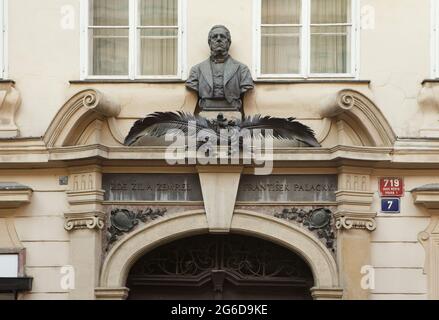 Bronzebüste des tschechischen Historikers und Politikers František Palacký auf dem Haus, in dem er lebte und starb, in der Palackého-Straße in Nové Město (Neustadt) in Prag, Tschechische Republik. Die Bronzebüste des tschechischen Bildhauers Josef Václav Myslbek. Stockfoto