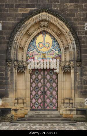 Nordportal der Basilika St. Peter und St. Paul (Bazilika svatého Petra a Pavla) in Vyšehrad in Prag, Tschechische Republik. Zwischen 1901 und 1902 entstand das Portal des tschechischen Architekten František Mikš und des tschechischen Bildhauers Štěpán Zálešák. Das Mosaik, das den griechischen Buchstaben alpha darstellt, wurde vom tschechischen Künstler Lumír Šindelář entworfen und 1993 im Tympanon installiert. Stockfoto