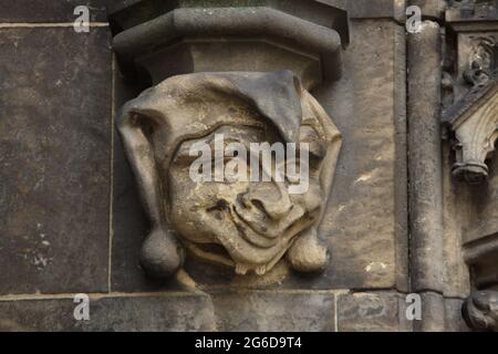 Der Narr ist auf der Bildwand des Archivs des Nordportals der Basilika St. Peter und St. Paul (Bazilika svatého Petra a Pavla) in Vyšehrad in Prag, Tschechien, abgebildet. Zwischen 1901 und 1902 entstand das Portal des tschechischen Architekten František Mikš und des tschechischen Bildhauers Štěpán Zálešák. Stockfoto