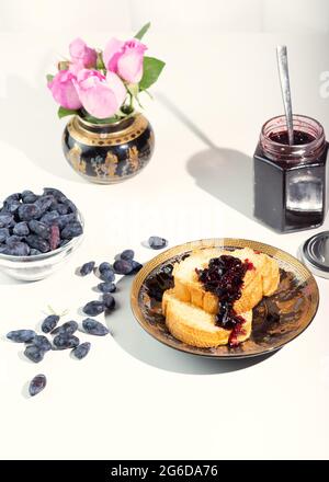 Das Blauhonig ist eine Frühbeere mit einer extrem hohen Konzentration an Anthocyanen und Flavonoid-Pigmenten. Geißelmarmelade mit Erythritol ist sui Stockfoto