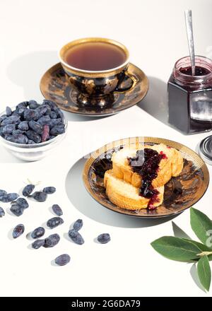 Das Blauhonig ist eine Frühbeere mit einer extrem hohen Konzentration an Anthocyanen und Flavonoid-Pigmenten. Geißelmarmelade mit Erythritol ist sui Stockfoto