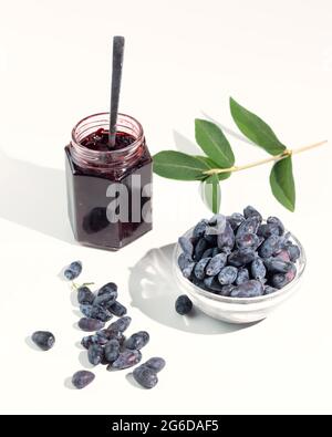 Das Blauhonig ist eine Frühbeere mit einer extrem hohen Konzentration an Anthocyanen und Flavonoid-Pigmenten. Geißelmarmelade mit Erythritol ist sui Stockfoto