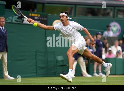 Lorenzo Sonego hat am siebten Tag von Wimbledon im All England Lawn Tennis and Croquet Club, Wimbledon, auf dem Center Court gegen Roger Federer Klage erhoben. Bilddatum: Montag, 5. Juli 2021. Stockfoto