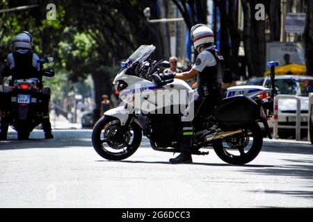 Marseille, Frankreich. Juli 2021. Ein Polizist auf einem Motorrad in Marseille gesehen. Kredit: SOPA Images Limited/Alamy Live Nachrichten Stockfoto