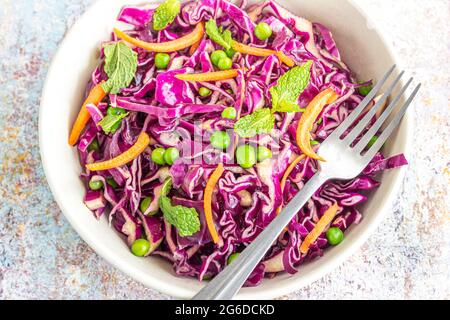 Gesunder purpurner Kohlsalat auf einer Holzbasis Top Down Close Up Foto Stockfoto