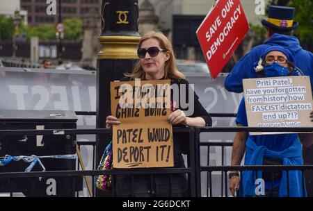 London, Großbritannien. Juli 2021. Kill the Bill Demonstranten versammelten sich auf dem Parliament Square, um gegen das Gesetz über Polizei, Kriminalität, Verurteilung und Gerichte zu protestieren, von dem viele sagen, dass es der Polizei mehr Befugnisse gegenüber Protesten in Großbritannien geben würde. (Kredit: Vuk Valcic / Alamy Live News) Stockfoto