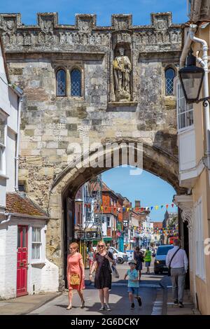 High Street Gate Tor aus dem 13. Jahrhundert zur Kathedrale in der Nähe, Salisbury, Wiltshire, England Stockfoto