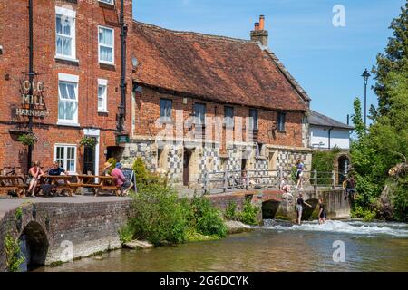 Old Mill Hotel am Fluss Avon in Harnham, Salisbury, Wiltshire, England Stockfoto