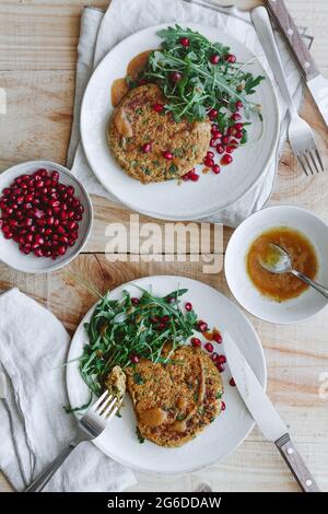 Von oben leckere vegane Burger auf Holztisch Stockfoto