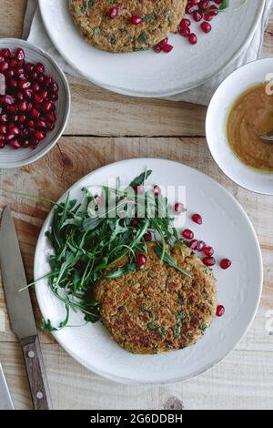 Von oben leckere vegane Burger auf Holztisch Stockfoto