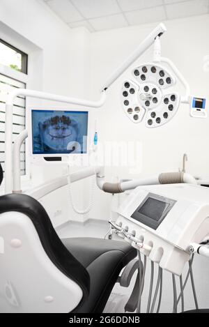 Zahnarztpraxis Interieur mit modernen Stuhl und spezielle zahnärztliche Ausrüstung. Das Innere der Stomatologie Klinik. Stockfoto