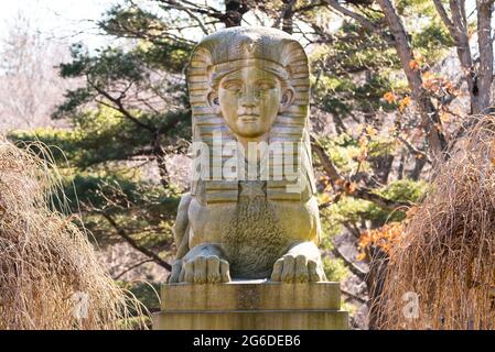 Nahaufnahme einer großen Granitskulptur einer Sphinx, die von Jacob Bigelow, dem Gründer des Mount Auburn Cemetery, in Auftrag gegeben wurde, um der Zerstörung der Sklaverei zu gedenken. Stockfoto