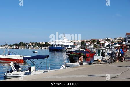 Novalja, Kroatien, 27. Juni 2021. Hafen von Novalja, kroatische touristische Stadt auf der Insel Pag mit vielen verankerten Booten und Schiffen Stockfoto