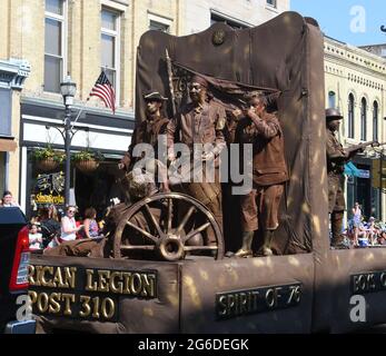 Racine, Wisconsin, USA. Juli 2021. Der „Boys of 76 Bronze Float“ ist der Eintrag der American Legion Post 310 in die jährliche vierte Festparade auf der Main Street in Racine, Wisconsin, Montag, 5. Juli 2021. Die Parade findet am 5. Juli statt, wenn die vierte fällt an einem Sonntag. Es gab 50 Teilnehmer an der diesjährigen Parade, von den normalerweise 125, wegen der späten Ankündigung, dass es in diesem Jahr eine Parade geben würde. Quelle: Mark Hertzberg/ZUMA Wire/Alamy Live News Stockfoto