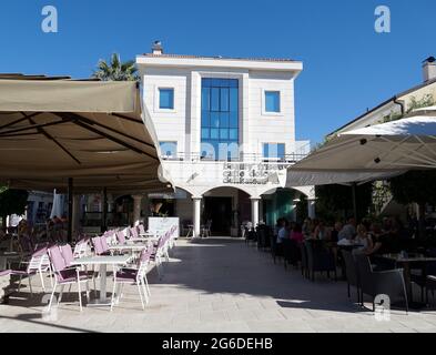 Novalja, Kroatien, 27. Juni 2021. Sommerterrassen von Cafés auf dem Hauptplatz in der kroatischen touristischen Stadt Novalja Stockfoto