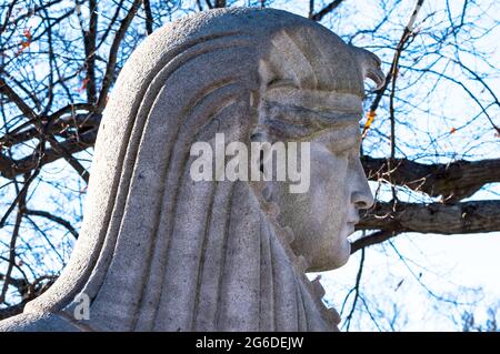 Nahaufnahme einer großen Granitskulptur einer Sphinx, die von Jacob Bigelow, dem Gründer des Mount Auburn Cemetery, in Auftrag gegeben wurde, um der Zerstörung der Sklaverei zu gedenken. Stockfoto