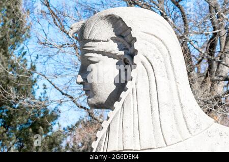 Nahaufnahme einer großen Granitskulptur einer Sphinx, die von Jacob Bigelow, dem Gründer des Mount Auburn Cemetery, in Auftrag gegeben wurde, um der Zerstörung der Sklaverei zu gedenken. Stockfoto