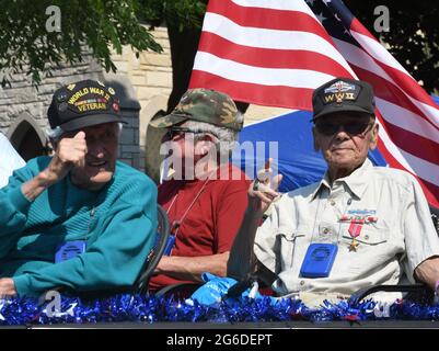 Racine, Wisconsin, USA. Juli 2021. Veteranen des Zweiten Weltkriegs reiten auf einem Festwagen während der jährlichen Parade zum Vierten Fest auf der Main Street in Racine, Wisconsin, Montag, 5. Juli 2021. Die Parade findet am 5. Juli statt, wenn die vierte fällt an einem Sonntag. Es gab 50 Einträge in dieser yearÃ¢â‚¬â„¢-Parade, was von den normalerweise 125 abging, weil spät angekündigt wurde, dass es in diesem Jahr eine Parade geben würde. Quelle: Mark Hertzberg/ZUMA Wire/Alamy Live News Stockfoto