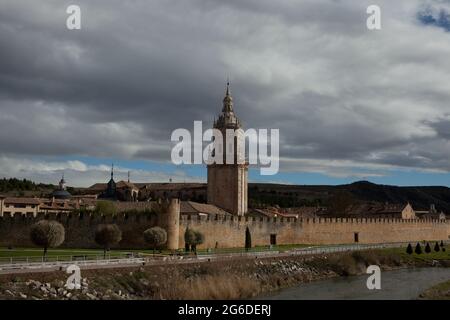 Burgo de Osma, mit seiner Kathedrale im Vordergrund. Provinz Soria. Castilla y León, Spanien. Stockfoto