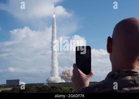 Ein Airman vom 45. Weltraumflügel zeichnet den Start der Delta IV GPS III Magellan-Rakete der United Launch Alliance am 22. August 2019 auf der Cape Canaveral Air Force Station auf. Das GPS-III startete vom Space Launch Complex-37 und stellt den nächsten Schritt bei der Modernisierung des Navigationsnetzes weltweit mit einer neuen Generation von Satelliten dar, um eine verbesserte Genauigkeit, bessere Ausfallsicherheit und ein neues Signal für zivile Nutzer zu bieten. (USA Luftwaffe Foto von Airman 1st Class Zoe Thacker) Stockfoto