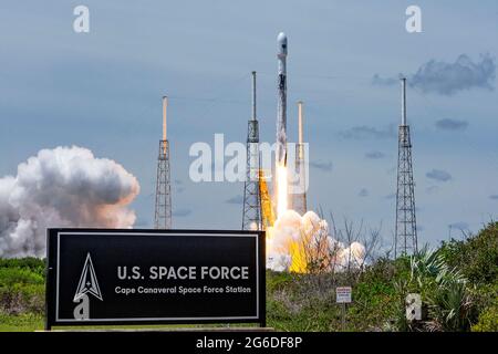Eine Falcon 9-Rakete, die einen GPS III-5-Satelliten in die Umlaufbahn bringt, startet von LC-40 auf der Cape Canaveral Space Force Station, Florida, 17. Juni 2021. Die GPS III-Satelliten haben Signale, die dreimal genauer sind als die aktuelle Generation von Satelliten, und achtmal so viel wie der Störwiderstand. Stockfoto