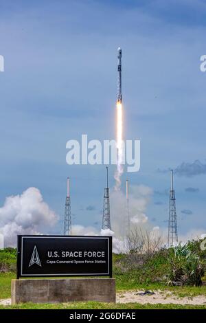 Eine Falcon 9-Rakete, die einen GPS III-5-Satelliten in die Umlaufbahn bringt, startet von LC-40 auf der Cape Canaveral Space Force Station, Florida, 17. Juni 2021. Die GPS III-Satelliten haben Signale, die dreimal genauer sind als die aktuelle Generation von Satelliten, und achtmal so viel wie der Störwiderstand. Stockfoto