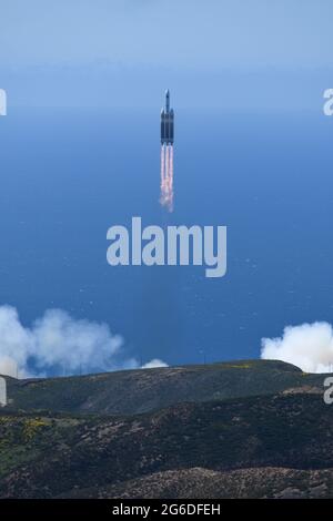 Eine United Launch Alliance Delta IV Schwere Rakete mit einer Nutzlast des National Reconnaissance Office, die vom Team Vandenberg vom Space Launch Complex-6 hier am Montag um 1:47 Uhr PDT gestartet wurde. Dies war die neunte Delta IV-Heavy, die von Vandenberg aus gestartet wurde, mit dem ersten Start am 20. Januar 201, und es ist die größte Rakete, die jemals von der Westküste der Vereinigten Staaten gestartet wurde. (USA Space Force Foto von Michael Peterson) Stockfoto